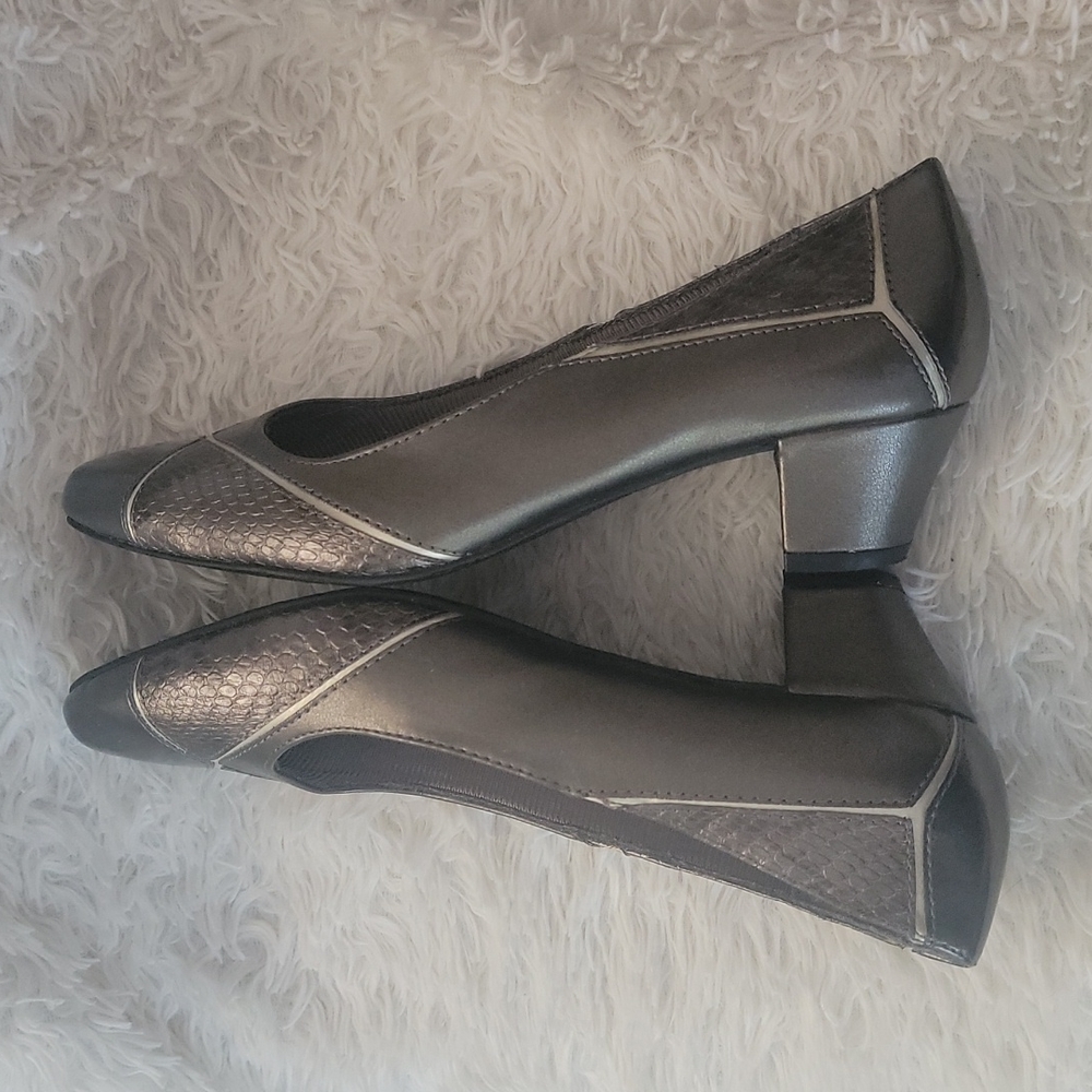Size 7.5 Women's Easy Street Silver Snake Print Heels - Picture 8 of 10